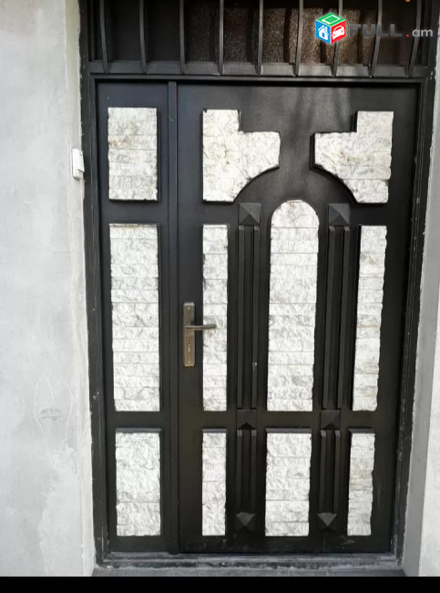 Արցախի պողոտա, ՍՖԵՐԱ հյուրանոցի մոտ, 30մետր ներս, աղմուկից հեռու, վկայականով164,1քմ է իրականում 175քմ, 4սենյականոց 2 հարկանի տուն է դիզայներական ոճով վերանորոգված։