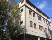 Գործող հյուրանոց կենտրոնում 7 մեծ 3սենյականոց համարներ,ճաշարան, շենքը 4 հարկանի է,ունի  3հարկ ավելացնելու թույլատվություն