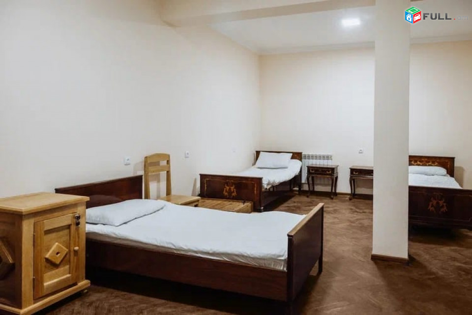 Սեփական տուն է,որը աշխատում է որպես հյուրատուն,Էրեբունի խաչմերուկ