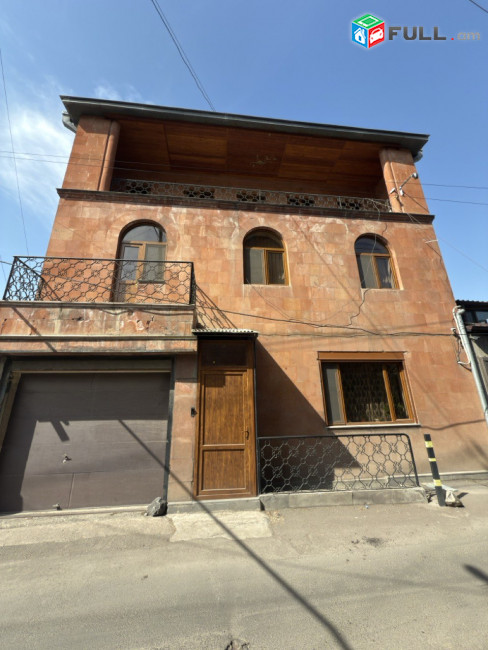 Եռահարկ առանձնատուն կենտրոնում՝ Չարենց փողոցում