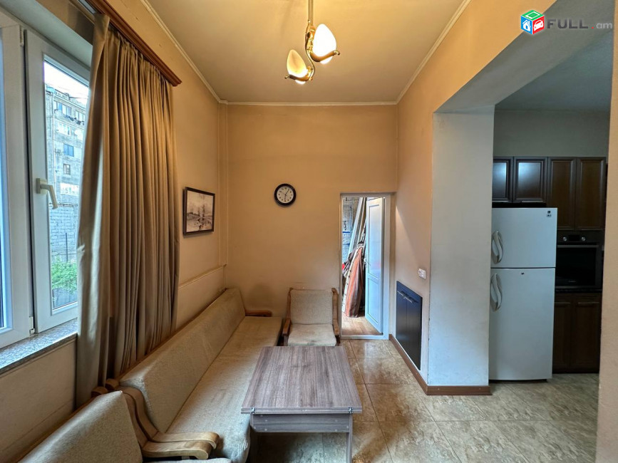 Սարյան փողոցում, վաճառվում է 1-ին գիծ, 2 սենյականոց բնակարան։ For sale կոդ C1907