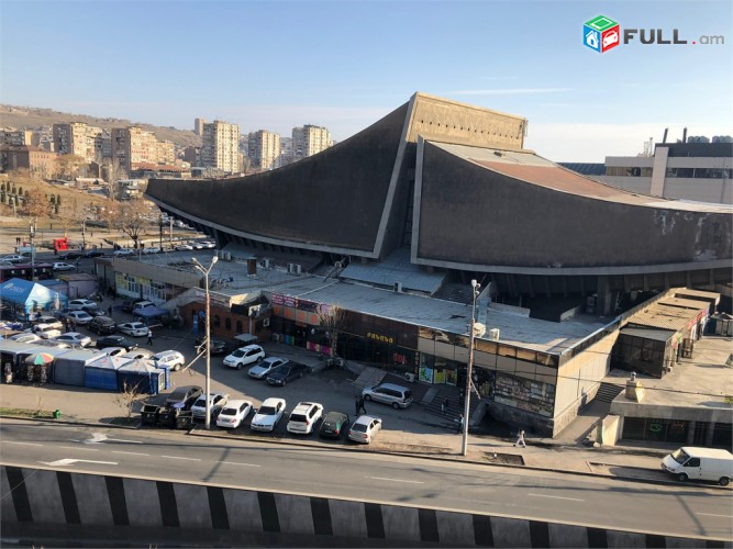 Տիգրան Մեց Ռոսսիյա տոնավաճառի մոտ Тигран Мец возле Россия центра Tigran Mets