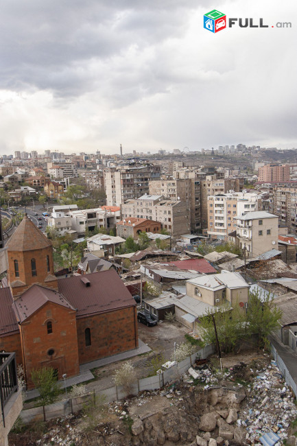 Պարոնյան նոորակառւոյց Դվին հյուրանոցի մոտ ։ Паронян Paronyan