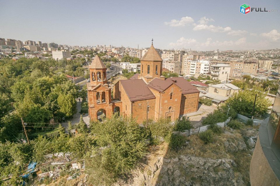 Պարոնյան նորակառույց Դվին հյուրանոցի մոտ ։ Паронян Paronyan