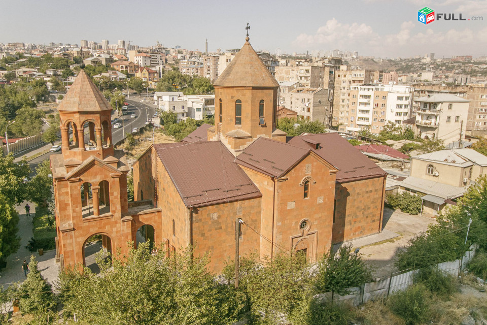 Պարոնյան նորակառույց Դվին հյուրանոցի մոտ ։ Паронян Paronyan