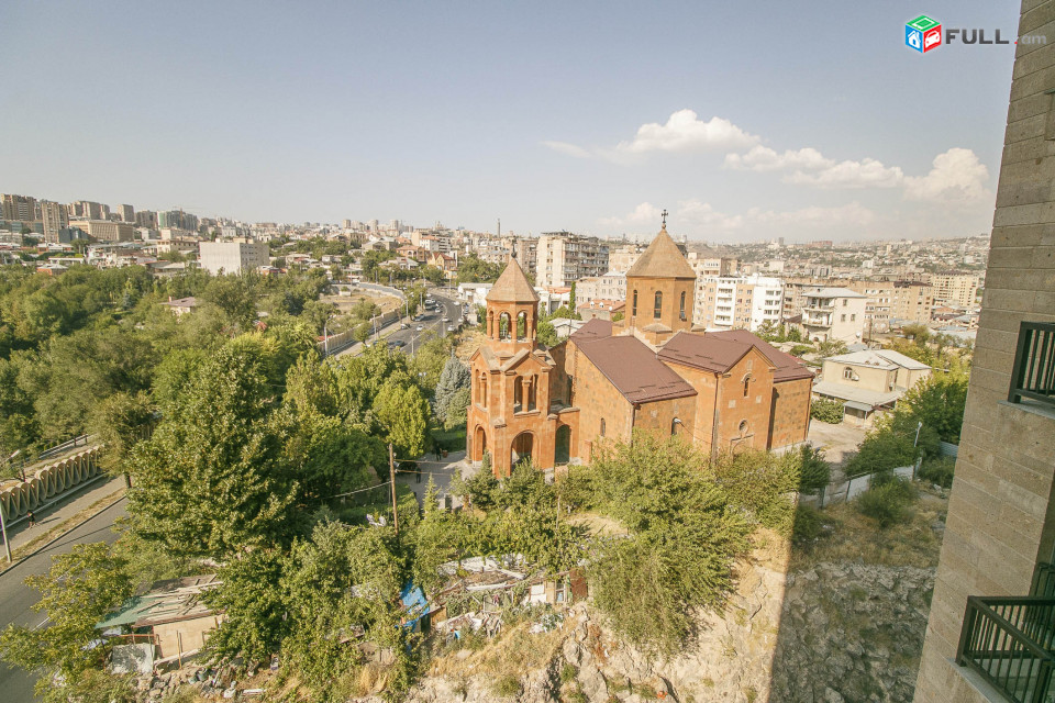 Պարոնյան նորակառույց Դվին հյուրանոցի մոտ ։ Paronyan Паронян