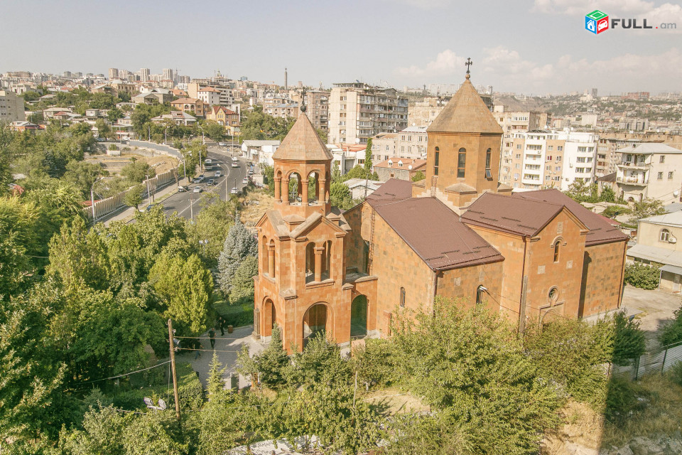 Պարոնյան նորակառույց Դվին հյուրանոցի մոտ ։ Paronyan Паронян