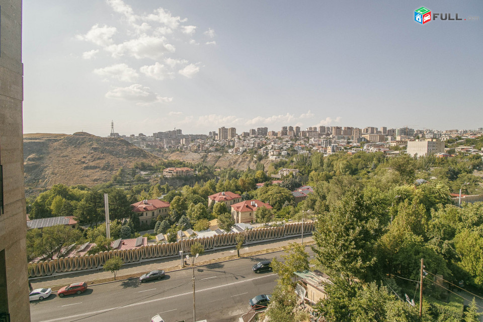 Պարոնյան նորակառույց Դվին հյուրանոցի մոտ ։ Paronyan Паронян