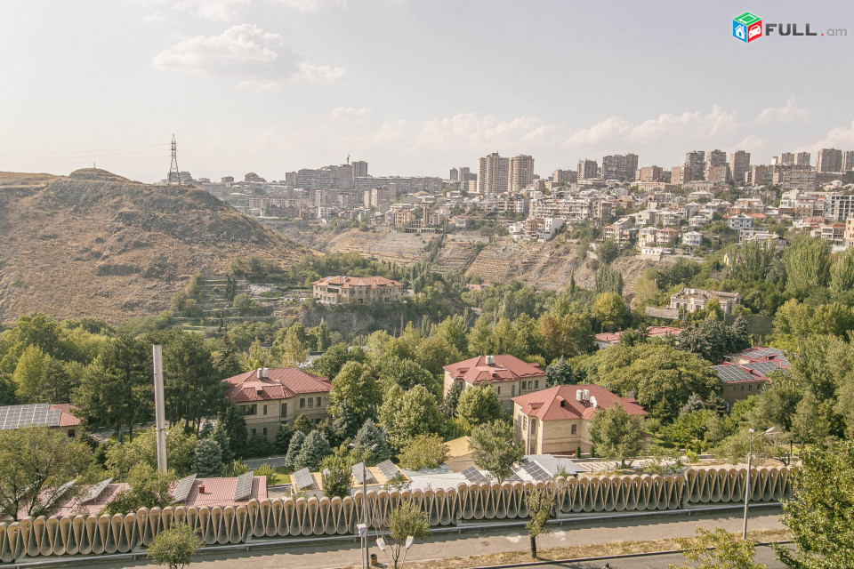Պարոնյան նորակառույց Դվին հյուրանոցի մոտ ։ Paronyan Паронян