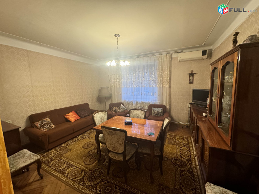 Մոսկովյան Օպեռային մոտ: Московян Moskovyan