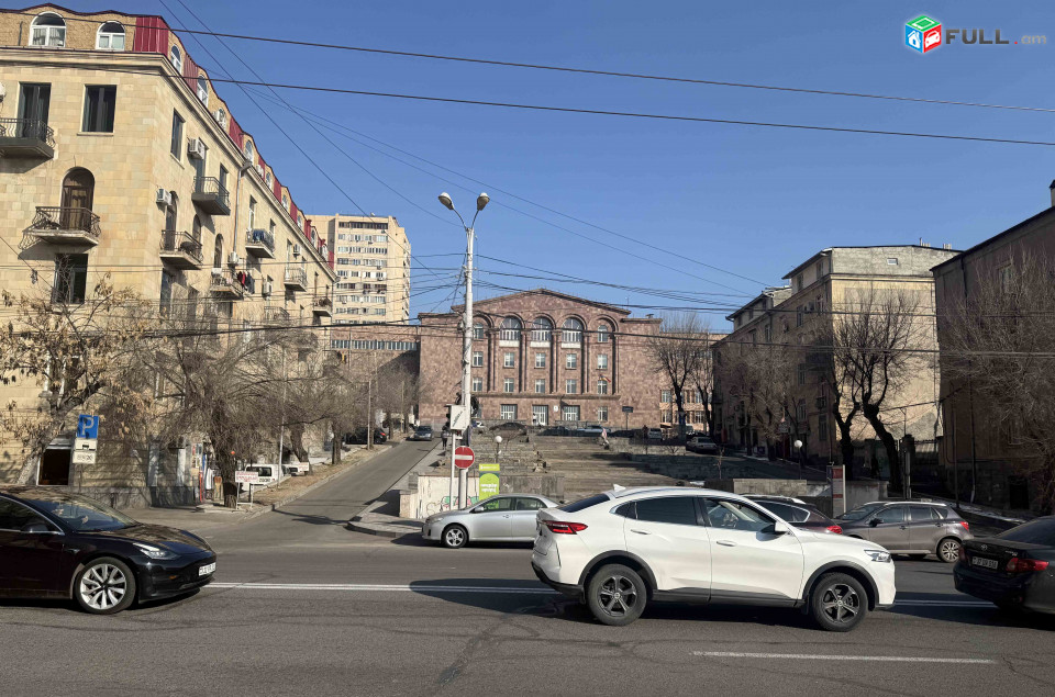 Չարենց փողոց Կարեն Դեմերչյան (Դեռժինսկի) դպրոցի մոտ 1 գիծ հող ։ Чаренц Charents